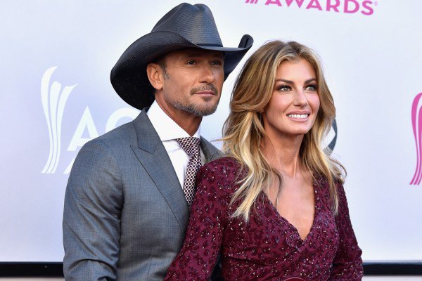 Faith Hill Leads Crowd in Singing \Happy Birthday\ to Tim McGraw [Watch]  