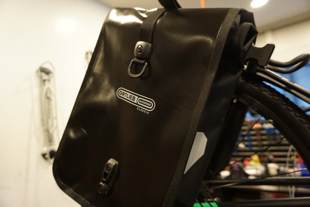 Loro Bicycles Twitterissa Trekのクロスバイクにはリアキャリア 荷台 が付けられます これを付ける事で パニアバック 鞄 を増設でき 荷物を鞄に入れらます この鞄も防水加工が施されていますので 雨の日でも使用できます 通勤や通学にオススメの Loro Bicycles Twitterissa Trekのクロスバイクにはリアキャリア 荷台 が付けられます これを付ける事で パニアバック 鞄 を増設でき 荷物を鞄に入れらます この鞄も防水加工が施されていますので 雨の日でも使用できます 通勤や通学にオススメの