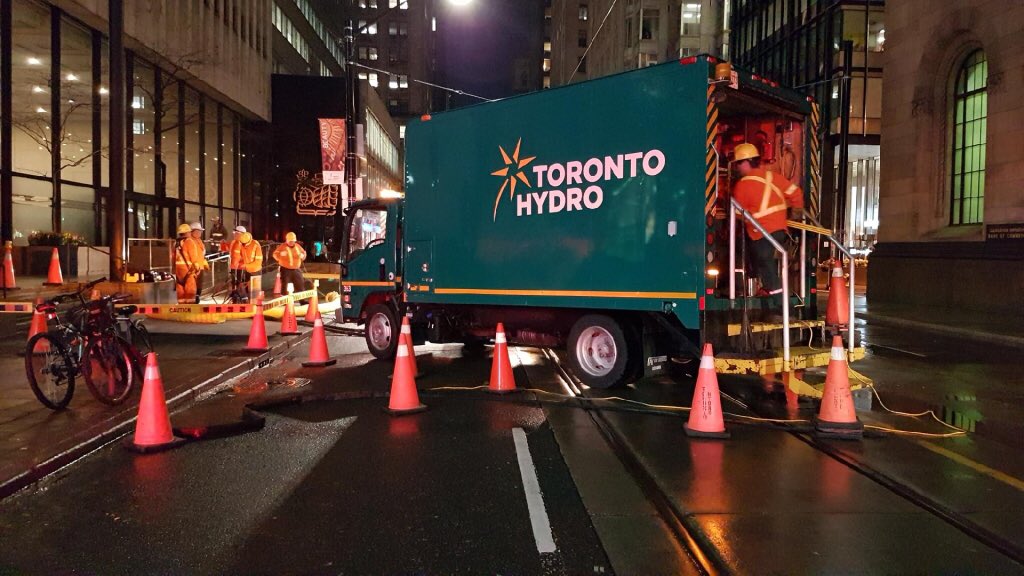 Toronto Hydro On Twitter King Street Update Crews Are Pumping Water And Drying Equipment Before Being Able To Access And Begin Repairs In The Vault Https T Co G05hcrwkk6