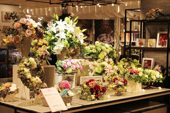 伊勢丹新宿店 公式 伊勢丹新宿店 では マザーズデイ キャンペーンを開催中 母の日 と言えばやっぱりお花 全館でさまざまなスタイルのお花をご紹介しています T Co 3utnnzya3b カーネーション フラワーギフト プリザーブドフラワー
