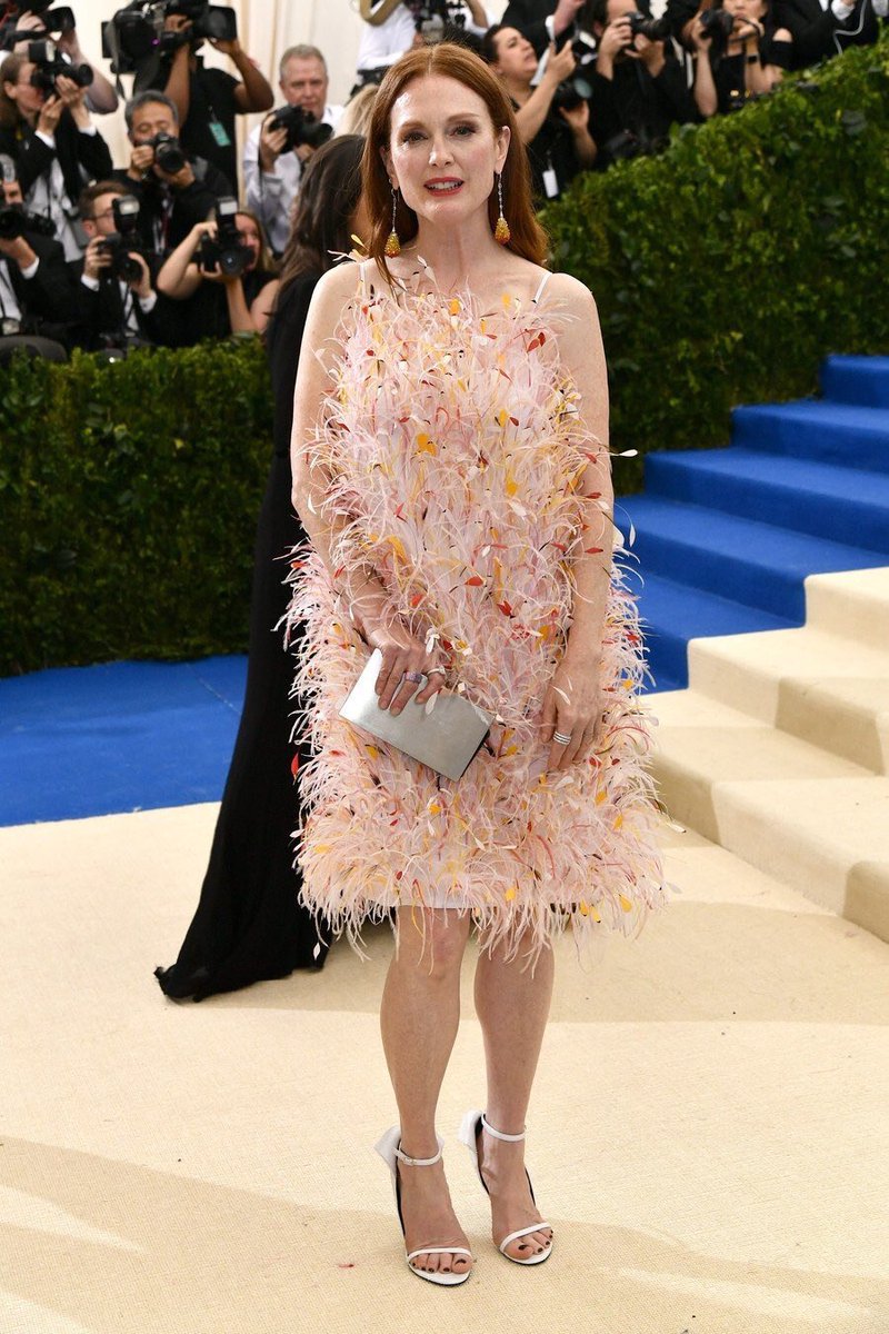 0llggrier's tweet image. sera que esse vestido nao ta fazendo cócegas nela #MetGala