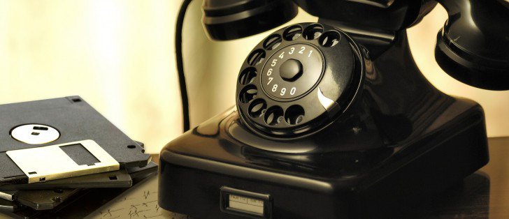 RealTechsReview's tweet image. Counterclockwise: phone storage through the years
crwd.fr/2p2j55W