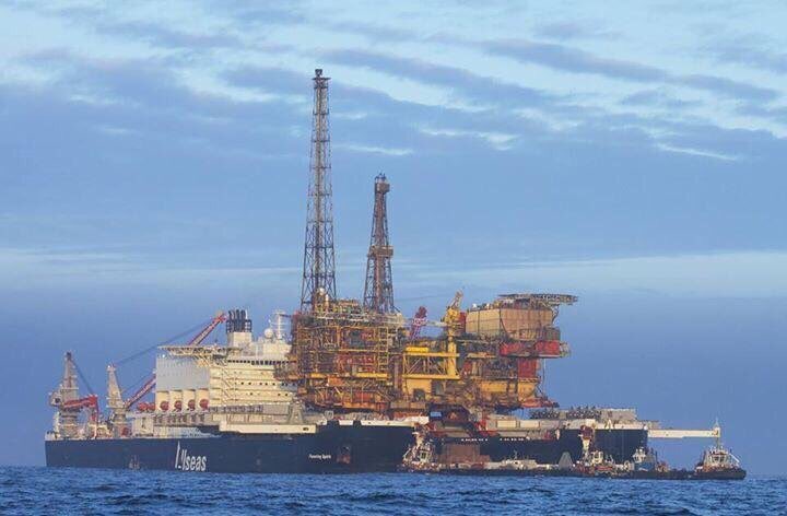 #PioneeringSpirit transferring the Brent Delta to the Iron Lady in Teesbay yesterday evening #allseas via @Hobtog