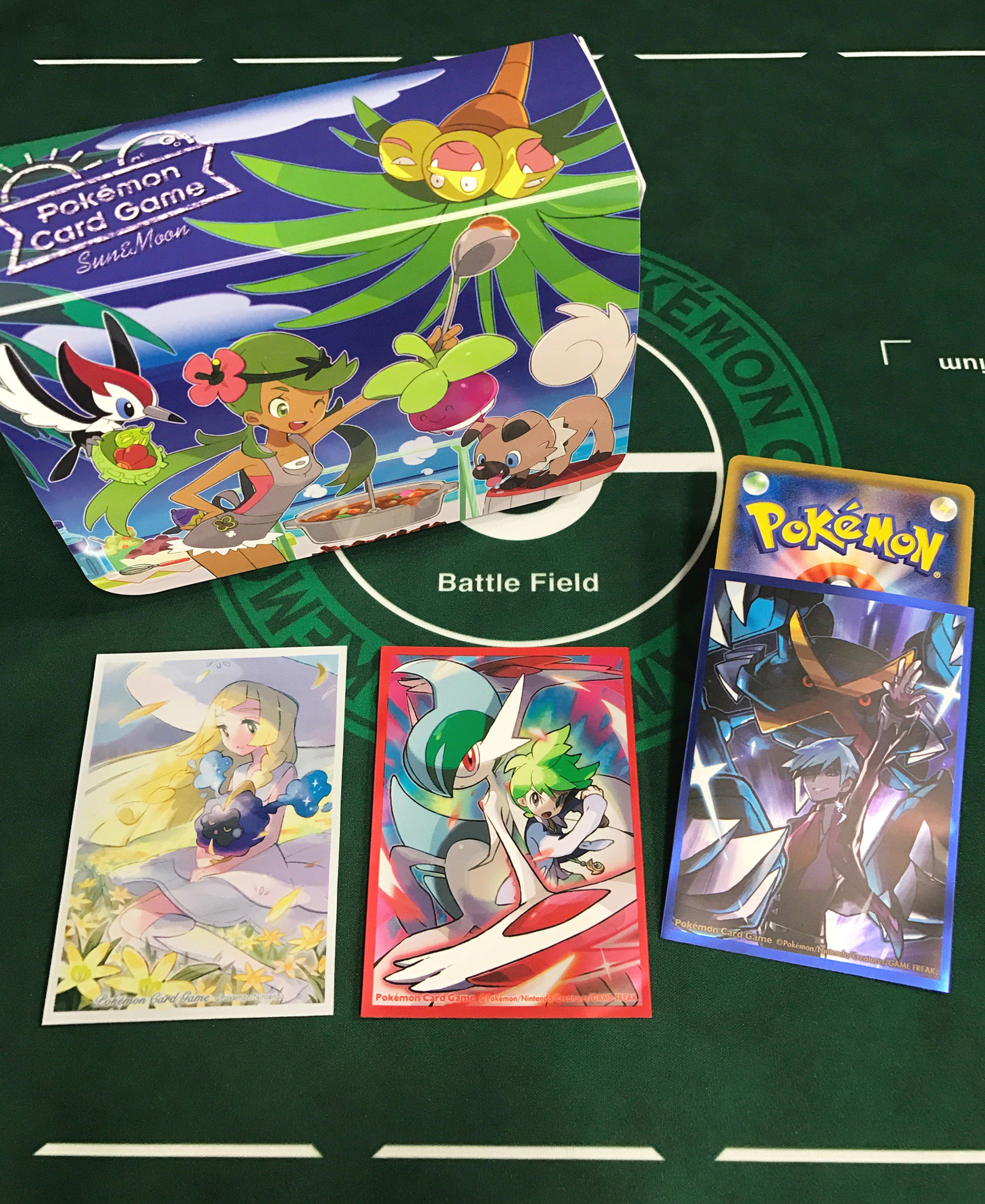 株式会社クリーチャーズ 5 5 金 祝 の ポケモンカードフェスタ17 愛知大会 のサイン会に登場する水谷恵先生は デッキシールドやデッキケースのイラストも多数担当されています どれも表情豊かでドラマチック T Co Rwd9z5d37x ポケカ