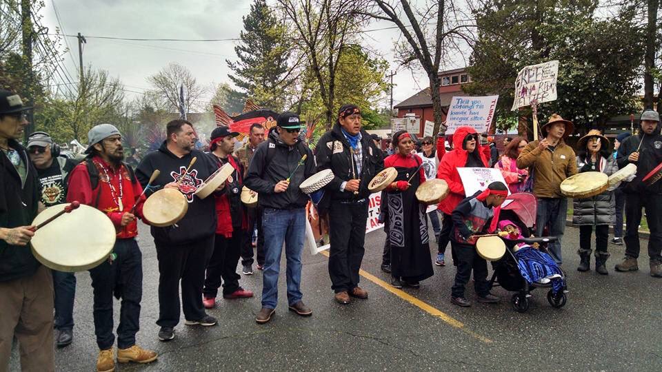 ChiaraForWater's tweet photo. #MayDaySeattle
Seattle Workers &amp; Immigrants MayDay March! All Colors of People! Led by the Indigenous &amp; Latino brothers &amp; Sisters https://t.co/AyX8NeCqVh