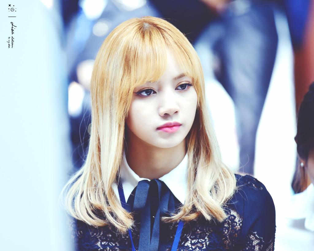 Сколько лет лисе из blackpink. Лалиса Манобан. Lisa BLACKPINK. Лалиса BLACKPINK. Блэк Пинк лиса Манобан.