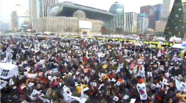 (펌-속보)

경찰이  폴리스라인을  모두  해제,
서울시청  앞  도로  양방향  전체가  인파로
가득  찼다

주최측이  준비한  10만개의  깔개가  바닥!

이미  70만  인파가  모인것같다