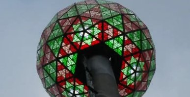 Waqtnewstv's tweet photo. #NewYearsEve #BallTest successful https://t.co/7A5TpdlqV3
