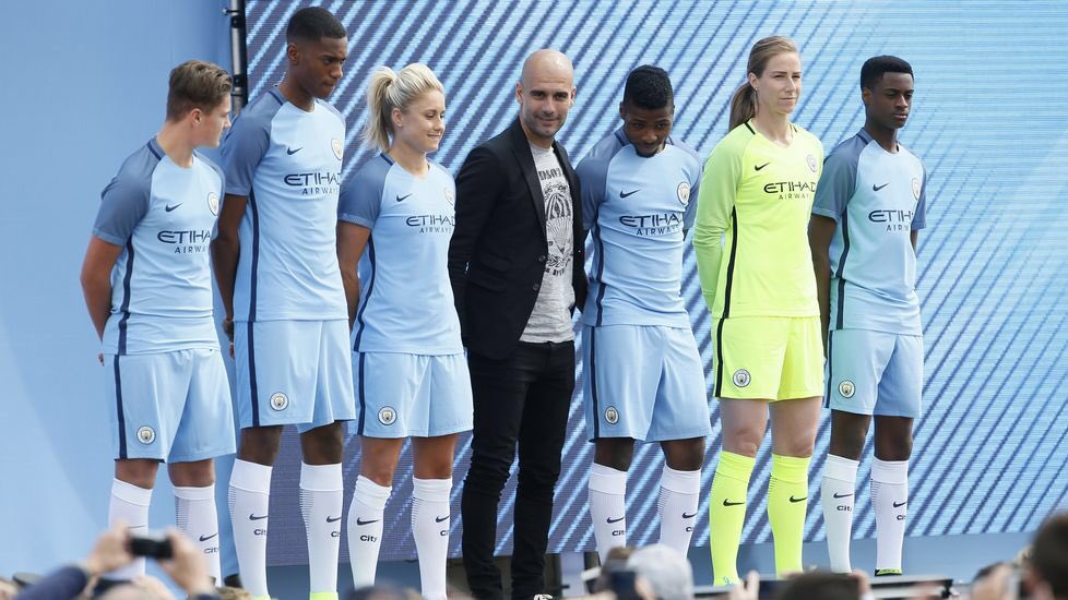 ExpressFutbolCL's tweet photo. PEP GUARDIOLA remece el mercado y es prestando como nuevo DT del #MCFC. Un genio en Manchester
#Postales2016 https://t.co/zdzny9FEkA