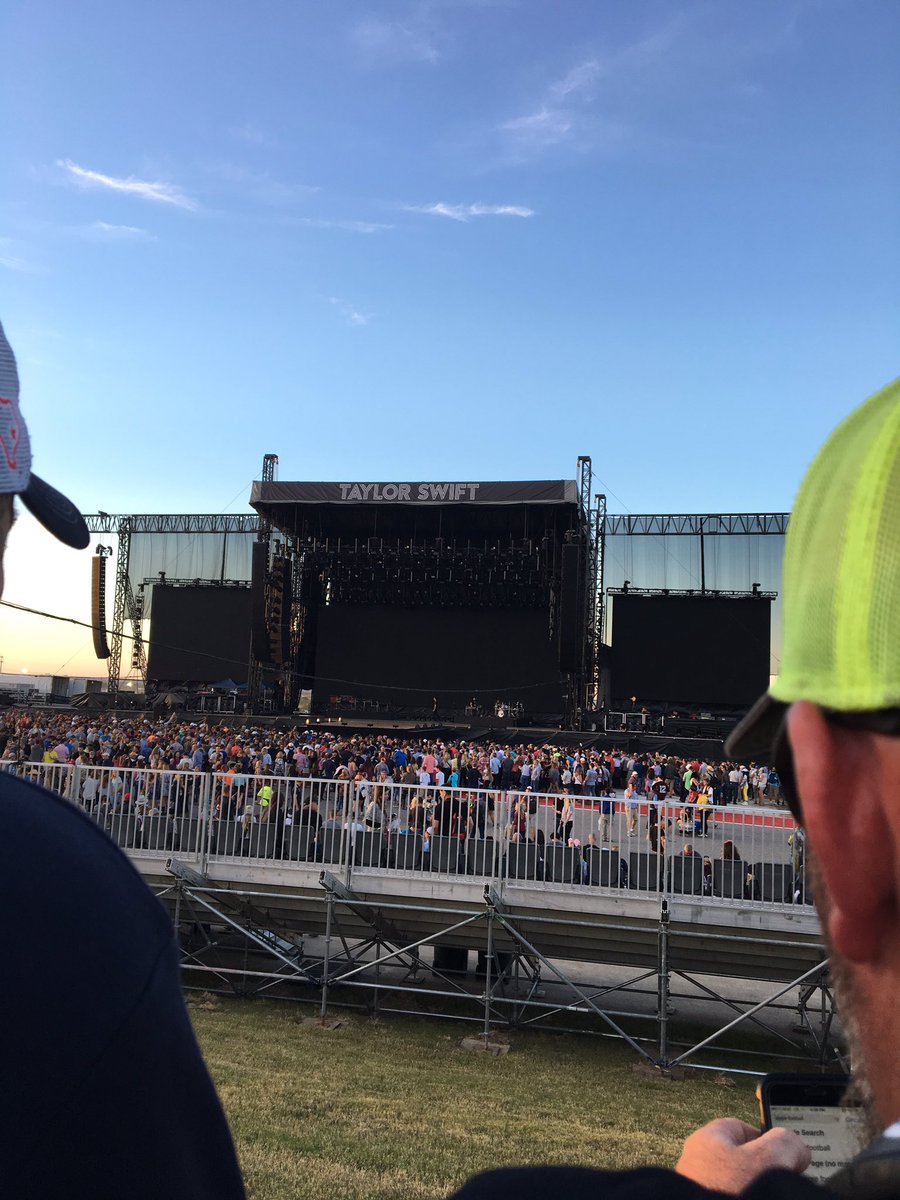 wondrerlands's tweet photo. I saw Taylor at Formula 1 so maybe I could see her at your show in Houston @ATT #TaylorSwiftNOW #attswiftstakes #attsurprise https://t.co/6bJz8YGaYA