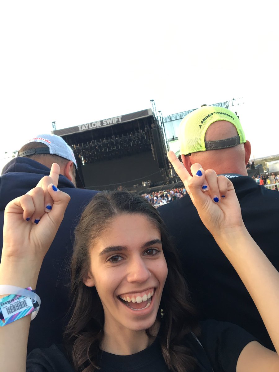 wondrerlands's tweet photo. I saw Taylor at Formula 1 so maybe I could see her at your show in Houston @ATT #TaylorSwiftNOW #attswiftstakes #attsurprise https://t.co/6bJz8YGaYA