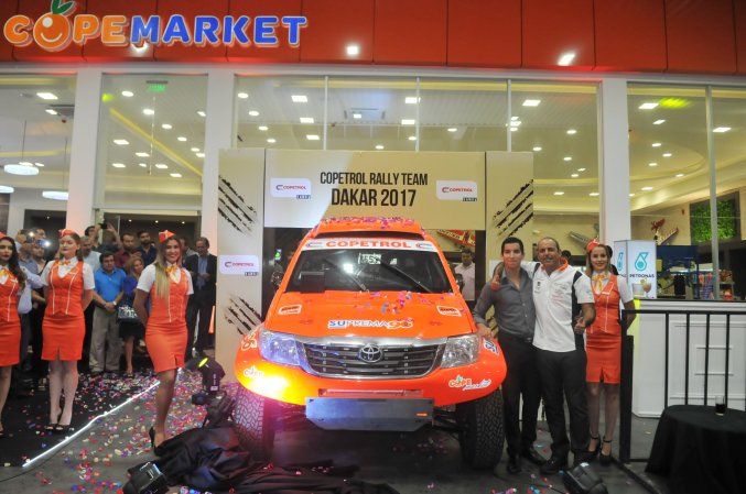 personalpy's tweet photo. La dupla Blas Zapag y Enrique Zapag, esta lista para Dakar 2017. La camioneta es una Toyota Hilux con motor V8 hecha en Sudáfrica #HaceMas https://t.co/HdIYWlGKLt