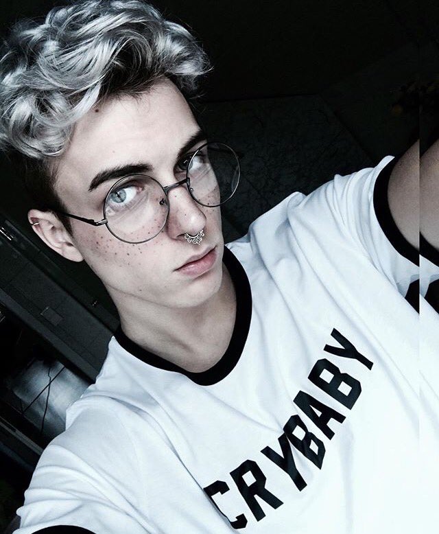 Ello.♡

~ my name is dante 👼🏼
I am bisexual. 
      ✨ dom/sub ✨
new to twitter .. not to rp//fl♡
   🍼 Retweet? 🍼