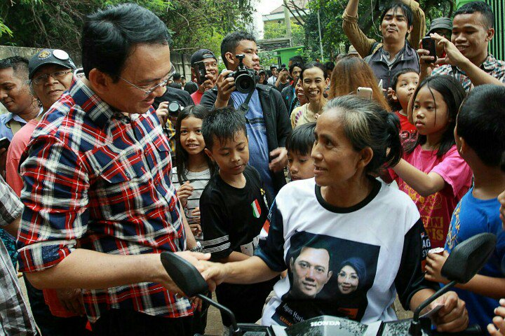 Mak ada pak Ahok mak! Si Ibu berhenti mau salaman sama pak ahok...#BlusukanAhok latepost di kelurahan Ragunan ✌