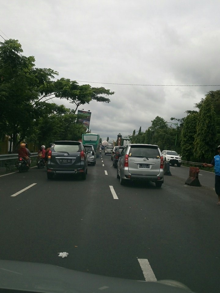 e12f4n_83's tweet photo. @e100ss macet arah pasar lawang. Tanjakan sblm bakpo telo https://t.co/IkWSuarUD2