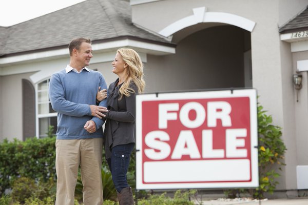 realtordotcom's tweet photo. 8 unwritten etiquette rules that every home seller should know (no. 1: leave) https://t.co/Yiq76bM0Js https://t.co/uSzqCxcVd7