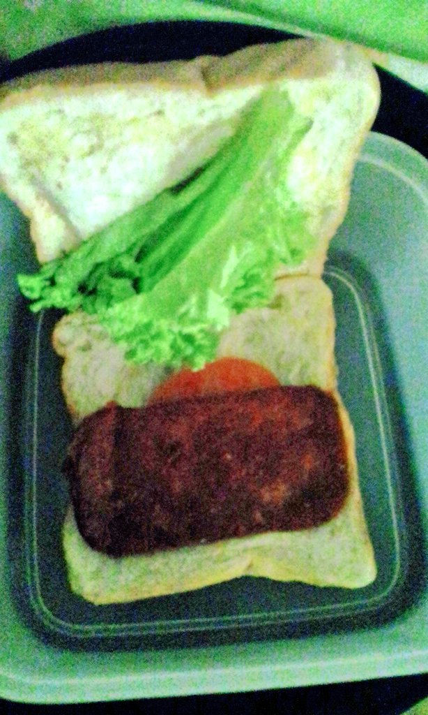 tankokseng61's tweet photo. #31Dec16 #Saturday3rdBreakfast #TwoPiecesOf #ToastedBread #Cheese #Lettuce #Tomato #FriedLuncheonMeat https://t.co/b2vh36VjZx