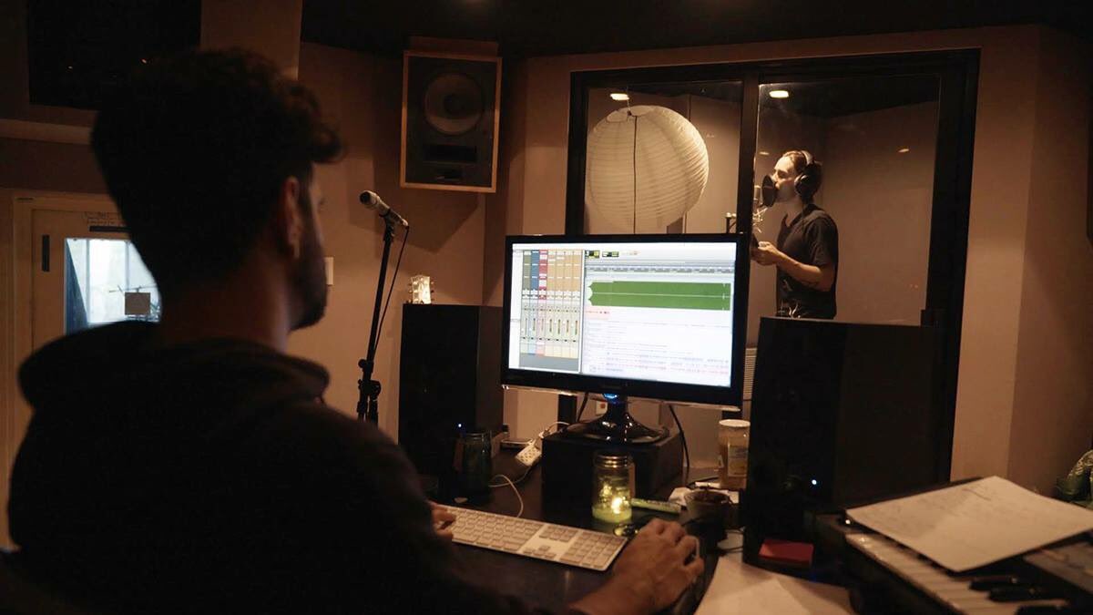 AngelsofPhoenix's tweet photo. #FBF Jared in the studio working on new music! 10/16
#MarsIsComing #2016FBF #JaredLeto #30STM #MarsMusic https://t.co/kM7OfZ1xWZ