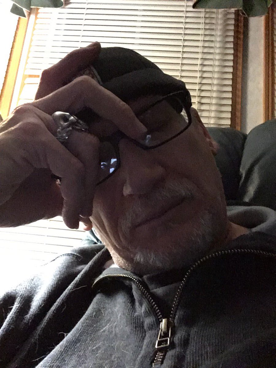 Slade2Rick's tweet image. Waiting for my phone to charge !