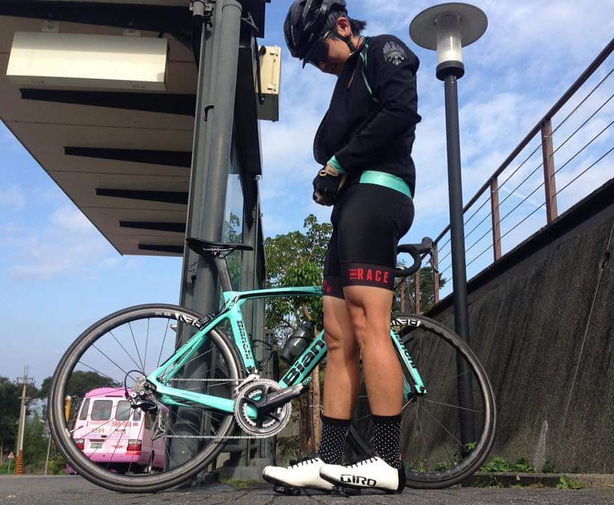 redwhite_cc's tweet image. #wymtm #shutuplegs #cyclist Essentials brought to you by Velodream Taiwan.

#redwhiteapparel #roadcycling #randonné…