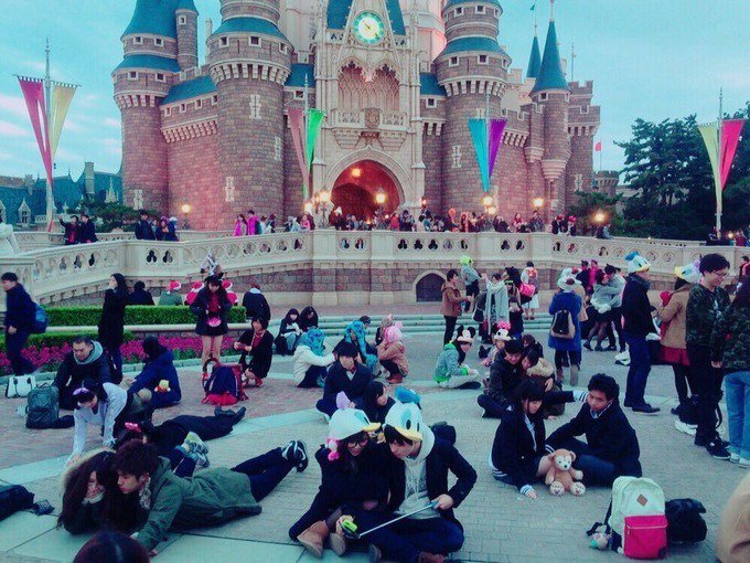 give69to1's tweet photo. クリスマスイブのディズニー画像の破壊力がMAXだと話題に https://t.co/MifK2YrcA6 https://t.co/y1g7CtTIfF