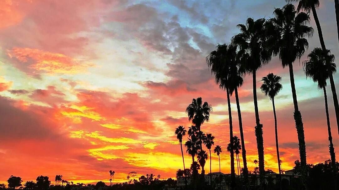 🌜🌅🌞☄Can't stop thinking about #SantaBarbara #sunrises &amp; #sunsets Call TODAY <a href="/sbramada/">Ramada by Wyndham Santa Barbara</a> 805-964-3511 🌴🌻#skyonfire #NewYear pc: <a href="/SBLifeandStyle/">SB Life & Style</a>