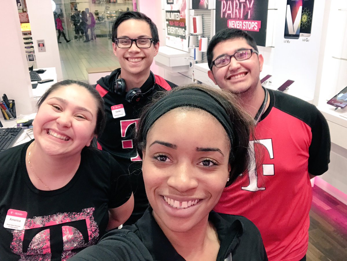 SHANISE_M1's tweet photo. Closing Crew!! A small portion of our West Valley Fam! #TMobile #WestValley #MobileOneSac 😝💚 https://t.co/amRxyL5En9