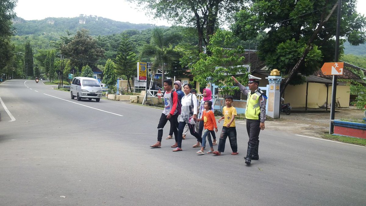 lantas_pacitan's tweet photo. Giat pam di simpang tiga pantai telengria arus lalin terpantau lancar https://t.co/L9MY9NxRRm