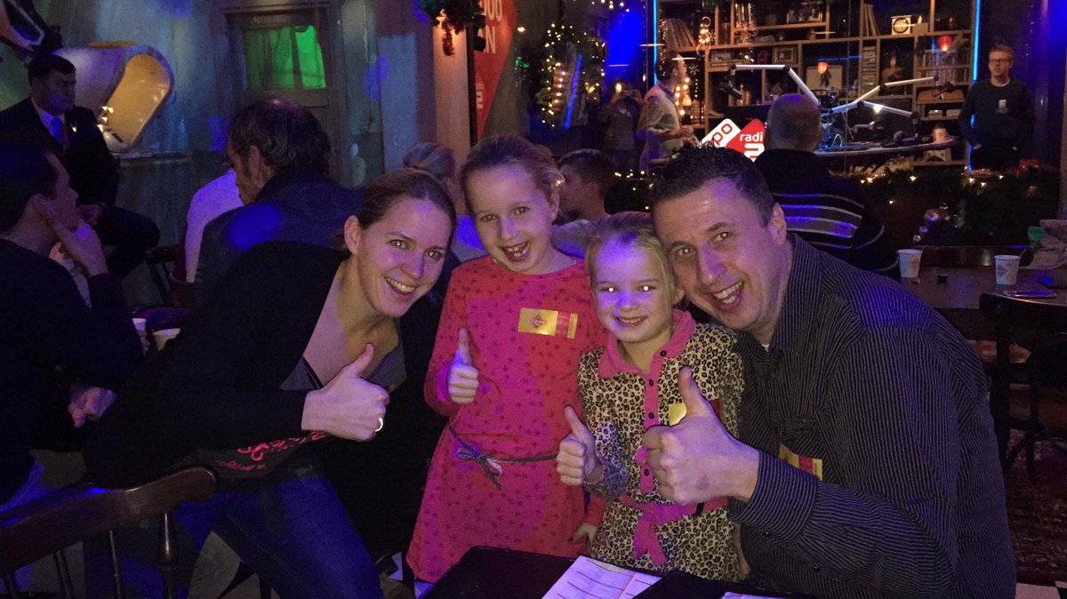 Taroeska's tweet photo. Ff bij het #top2000 café kijken! https://t.co/Wtz7cEr1JJ