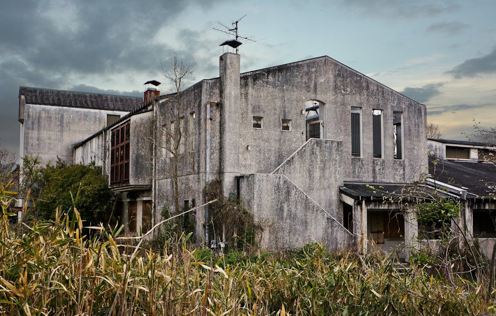 ろっくまん 大阪の有名な廃病院 貝塚結核病院 の跡地久々に見たらええ感じのイタリアン料理店と乗馬クラブになってて草 あの禍々しさどっかいってもうたやんｗ