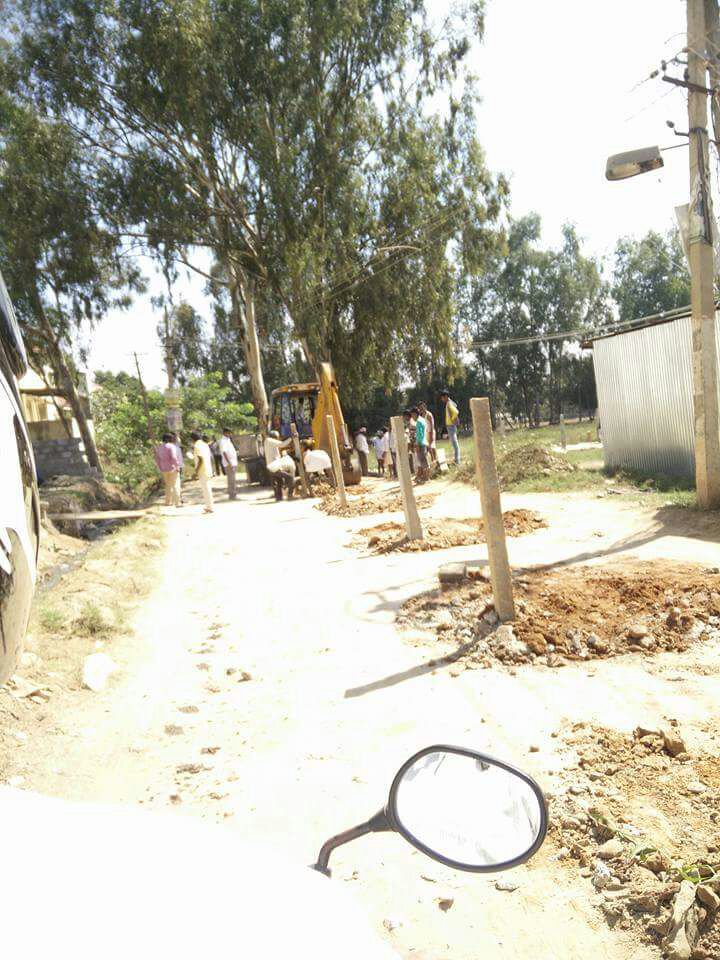 vikash0310's tweet photo. @PMOIndia @bjparvind @rajnathsingh @SushmaSwaraj please help.1000 + families suffering frm road blockage. #ThubarahalliRoadLandlocked help. https://t.co/iazwmnVuPV