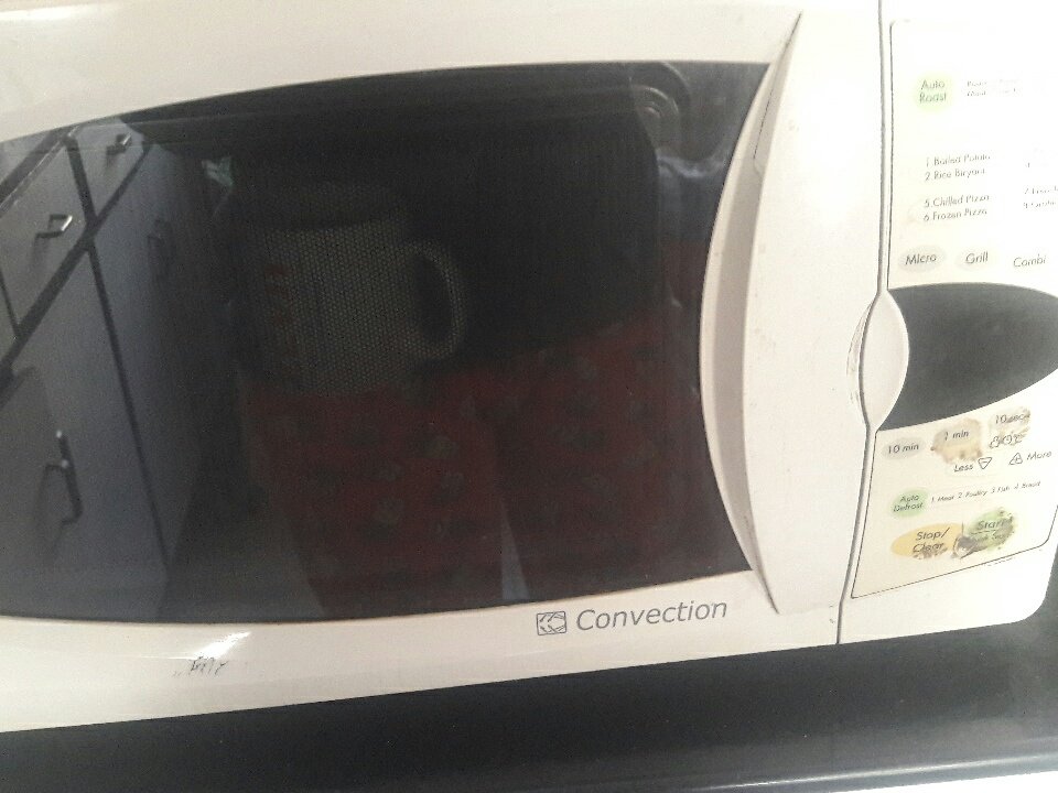 SiyaRajore's tweet image. Waited by the microwave for 3 whole minutes and wondered why my tea isnt done yet ? #LazyBrain
