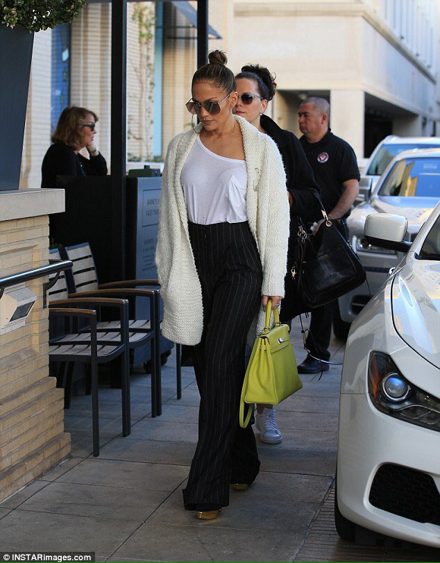 JLo_Philippines's tweet photo. 12/28/2016: Jennifer Lopez Out&amp;About in Beverly Hills 😍 https://t.co/IwLWVadMa4