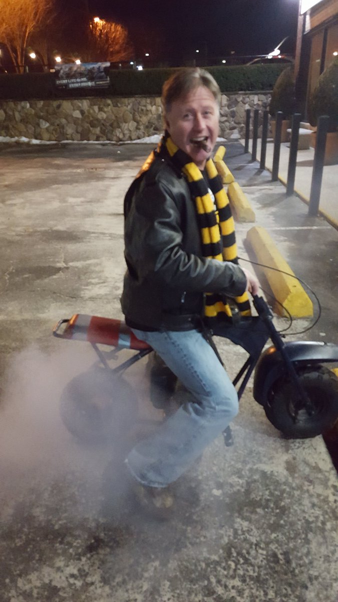 krjr1112's tweet photo. Evy now n then you got to smoke the tires https://t.co/3vAPAZTnts