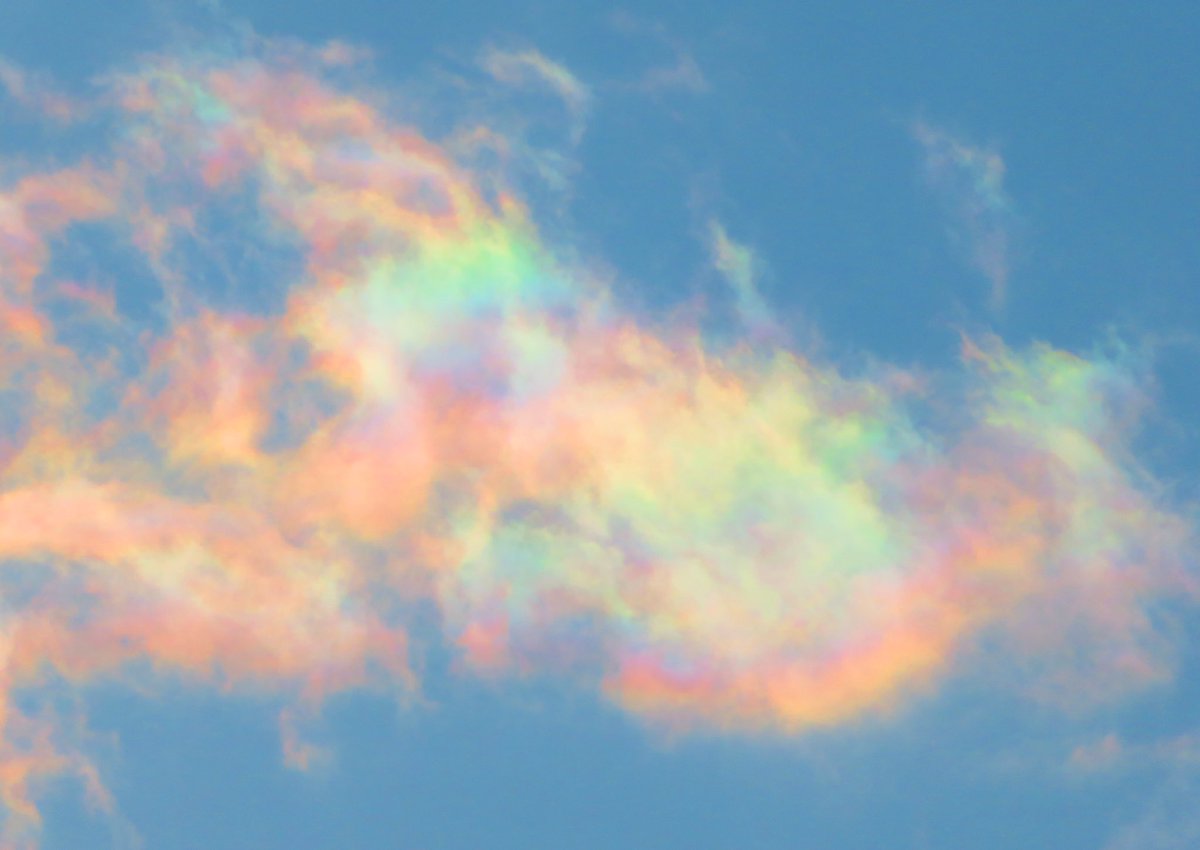 みあ きしめん 凄い 綺麗 Qt Arakencloud 虹色ひつじ雲 今日の彩雲は淡い色 のなかに時折濃くてハッキリした虹色が現れとった 雲と光の素敵コラボレーション T Co H1uhywwn Twitter
