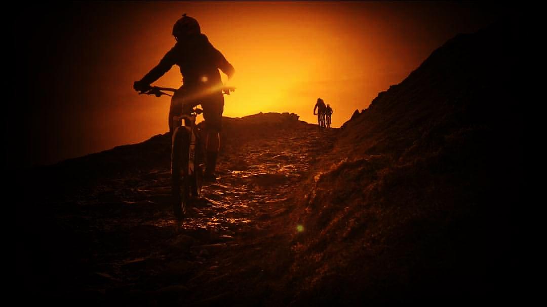 One of the best MTB destinations in the world. If you visit Wales, try MTB :) <a href="/visitwales/">Visit Wales 🏴󠁧󠁢󠁷󠁬󠁳󠁿</a> #breconbeacons #sunset