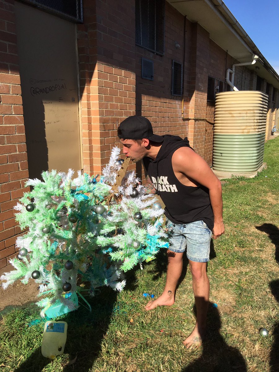 janoskians's tweet image. Use the hashtag #JanoskiansLateChristmas , copy &amp;amp; paste the link to the new video, tag us &amp;amp; we will DM, Like, retweet &amp;amp; follow ya! 😲🌈🎄