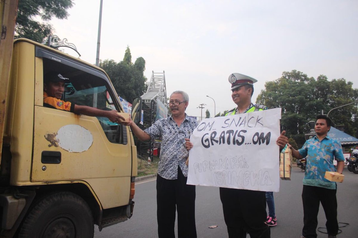 ImagePurwakarta's tweet photo. Kemacetan ini memang melelahkan, semoga cemilan ini sedikit melegakan - @DediMulyadi71 https://t.co/kihNADkxD7