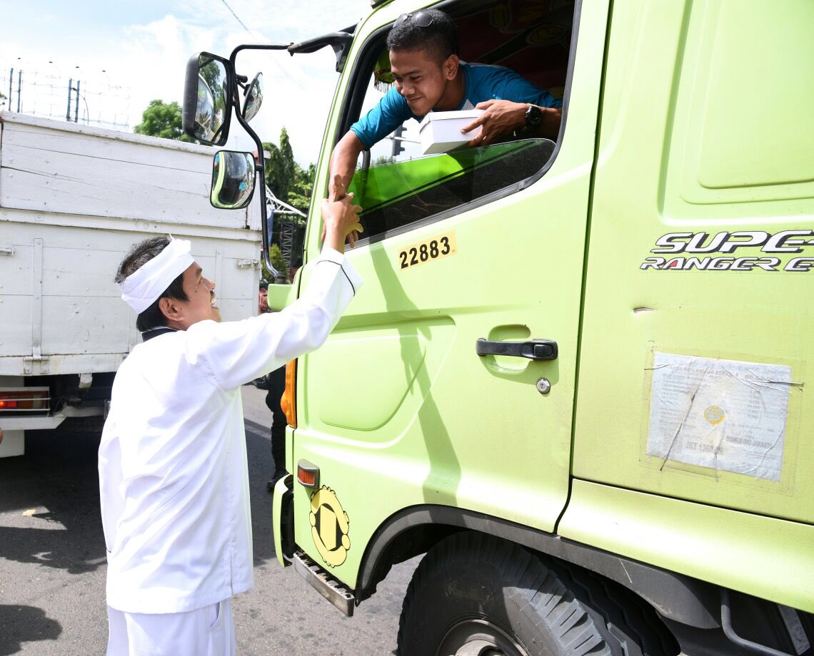ImagePurwakarta's tweet photo. Kemacetan ini memang melelahkan, semoga cemilan ini sedikit melegakan - @DediMulyadi71 https://t.co/kihNADkxD7