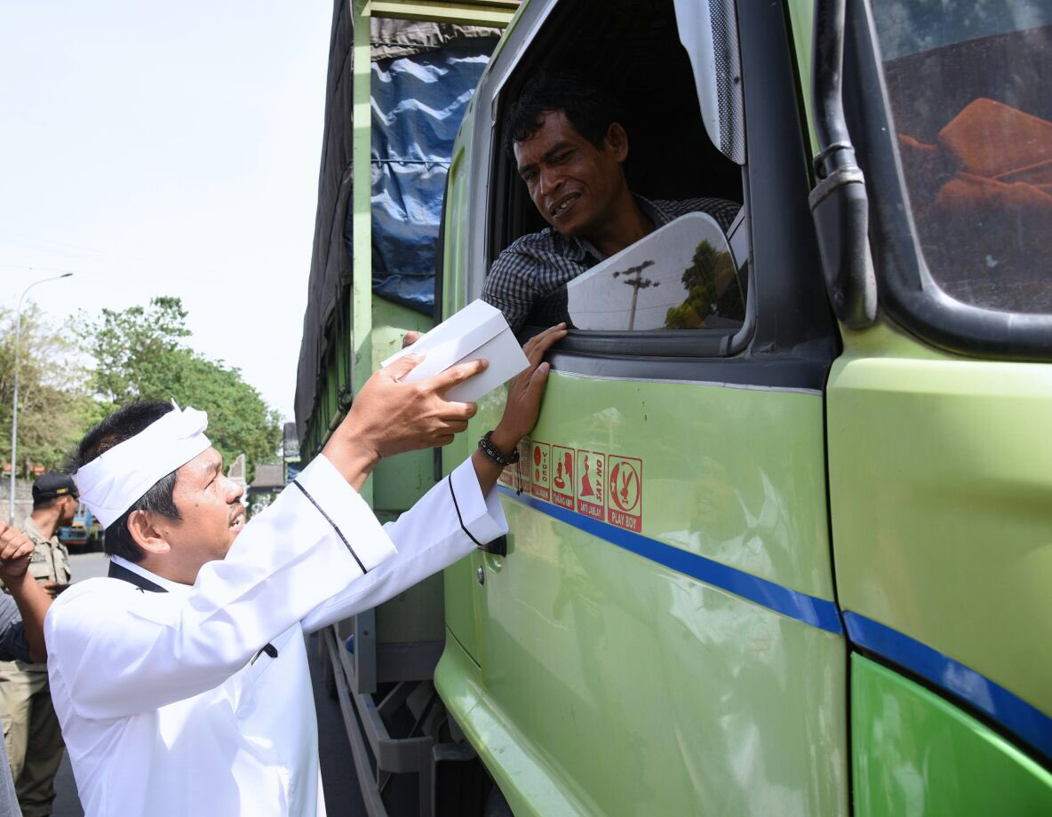 DediMulyadi71's tweet photo. sekedar berbagi, ngasih ganjal perut sopir, semalaman macet, betapa lelah mereka, https://t.co/SE3nw1nUZ8