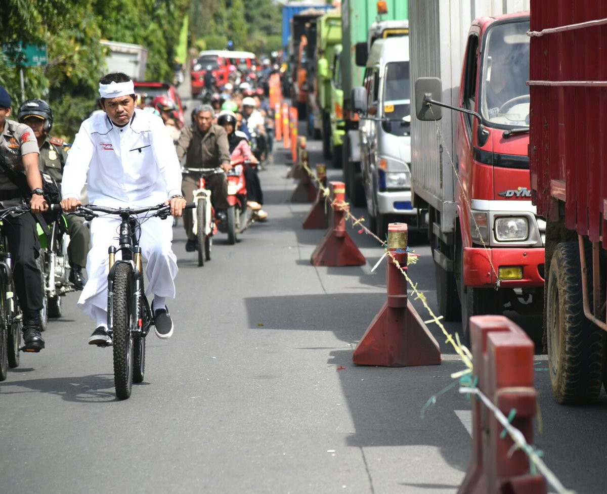 DediMulyadi71's tweet photo. sekedar berbagi, ngasih ganjal perut sopir, semalaman macet, betapa lelah mereka, https://t.co/SE3nw1nUZ8
