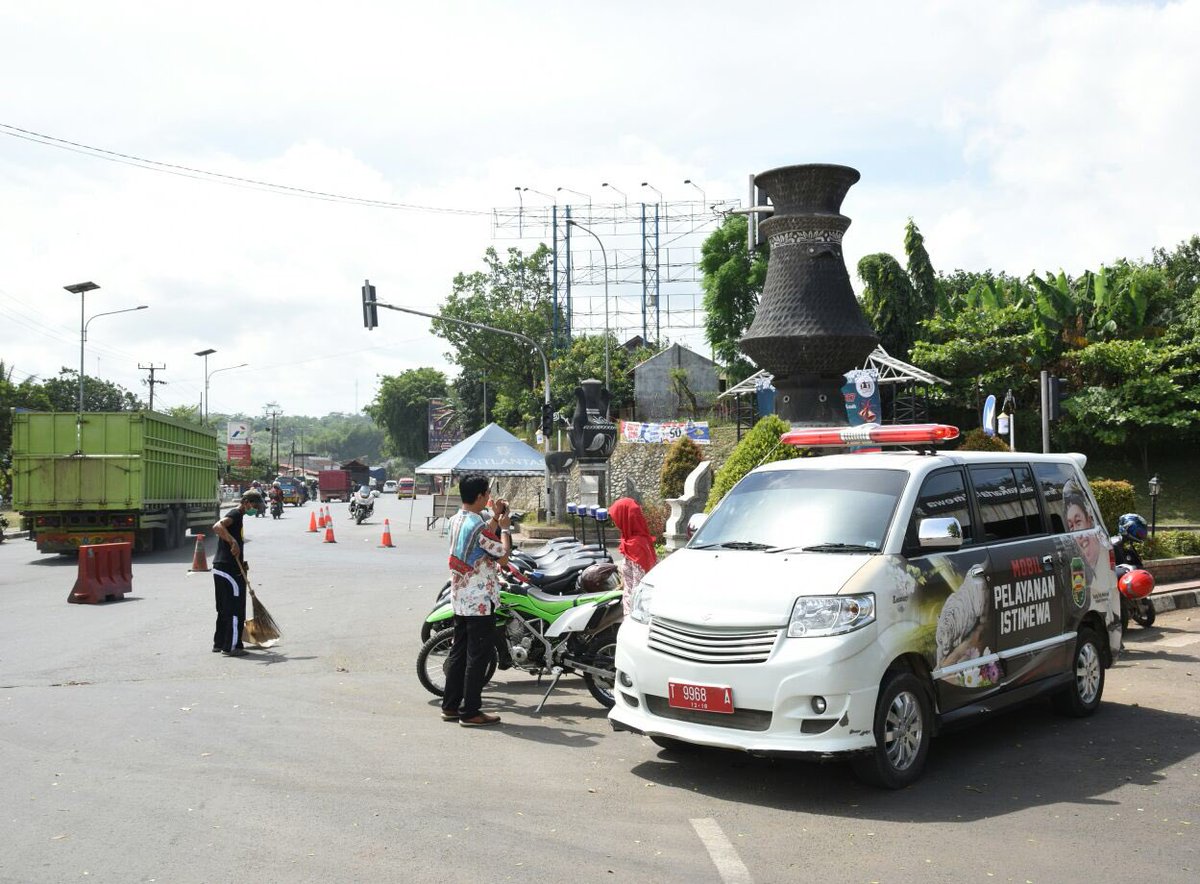 DediMulyadi71's tweet photo. sekedar berbagi, ngasih ganjal perut sopir, semalaman macet, betapa lelah mereka, https://t.co/SE3nw1nUZ8