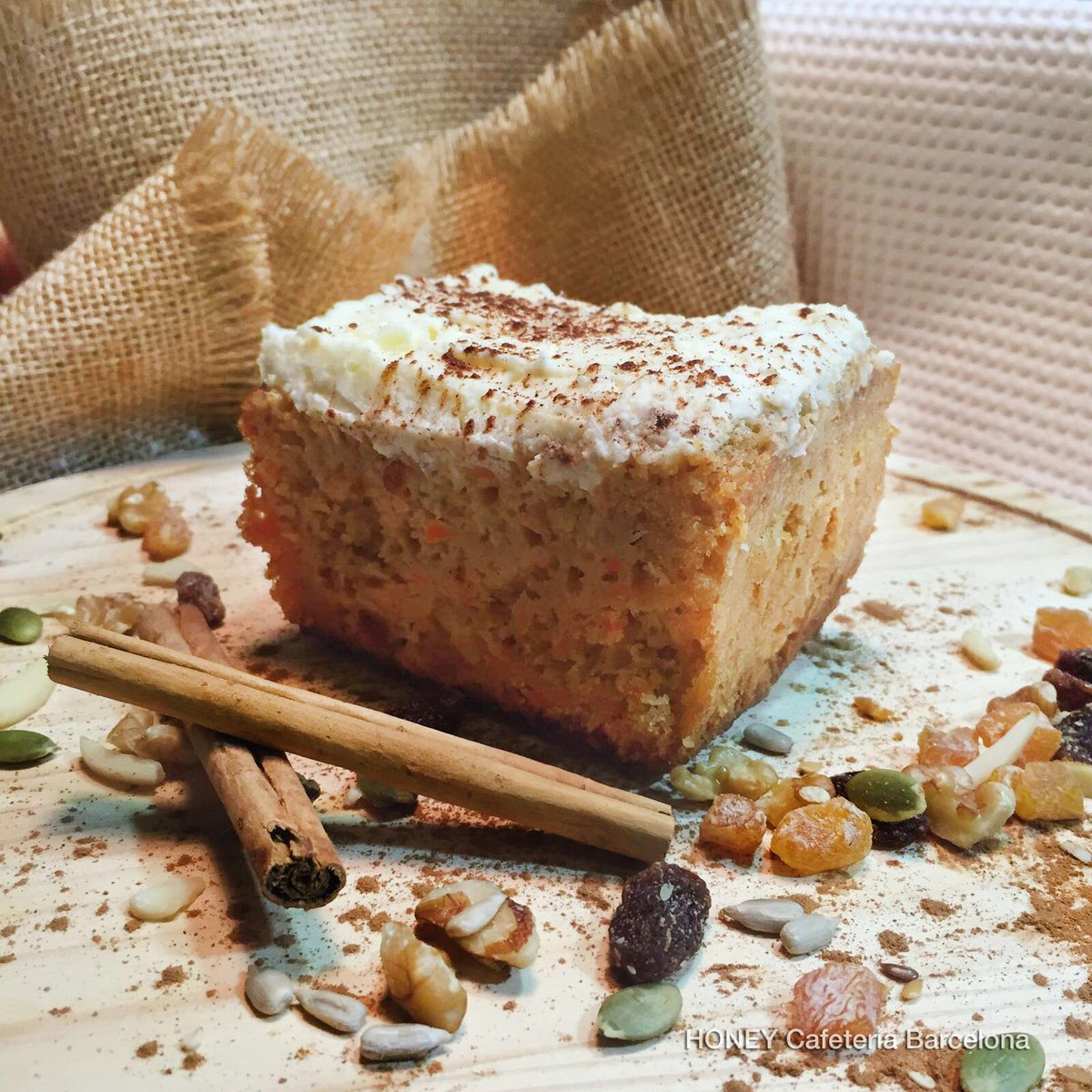 El Pastel de zanahoria con almendras y canela es una de las recetas más solicitadas en Honey. Jugosa y con sabor... Corre a por tu porción🐰