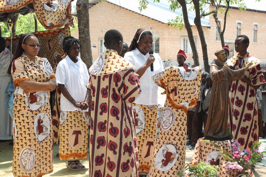 miseancara's tweet photo. The Franciscan Missionaries of the Divine Motherhood #FMDMs just celebrated their 70 year anniversary in #Zambia https://t.co/ljgmFp7Swf https://t.co/cqAlxOfU4F