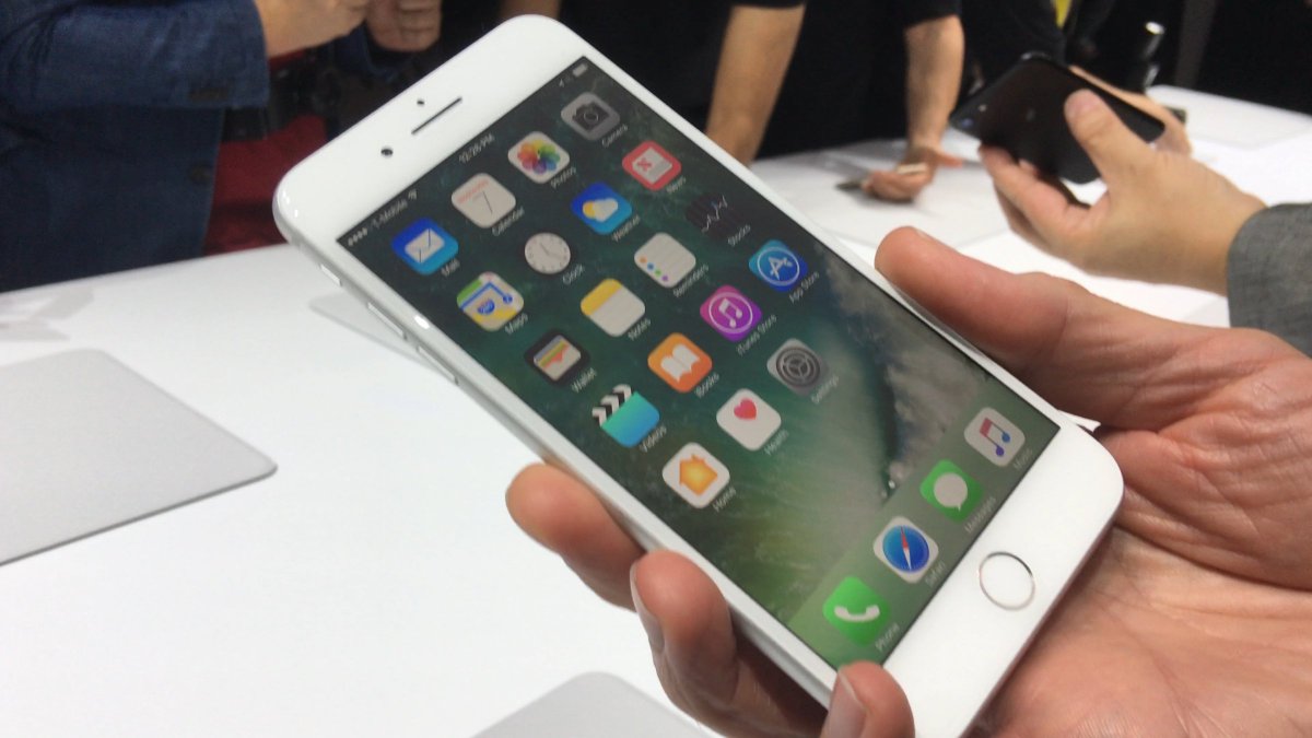 Mobilephonescom's tweet photo. Not sure what phone to get in 2017? Take a look at the most popular handsets right now: https://t.co/TNRsKDCjLn https://t.co/Unof2045y5