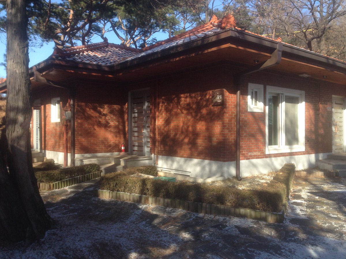 bartk's tweet image. My humble abode at the Yeonhui Writers' residency. Today we finally got some snow! (Only some.)