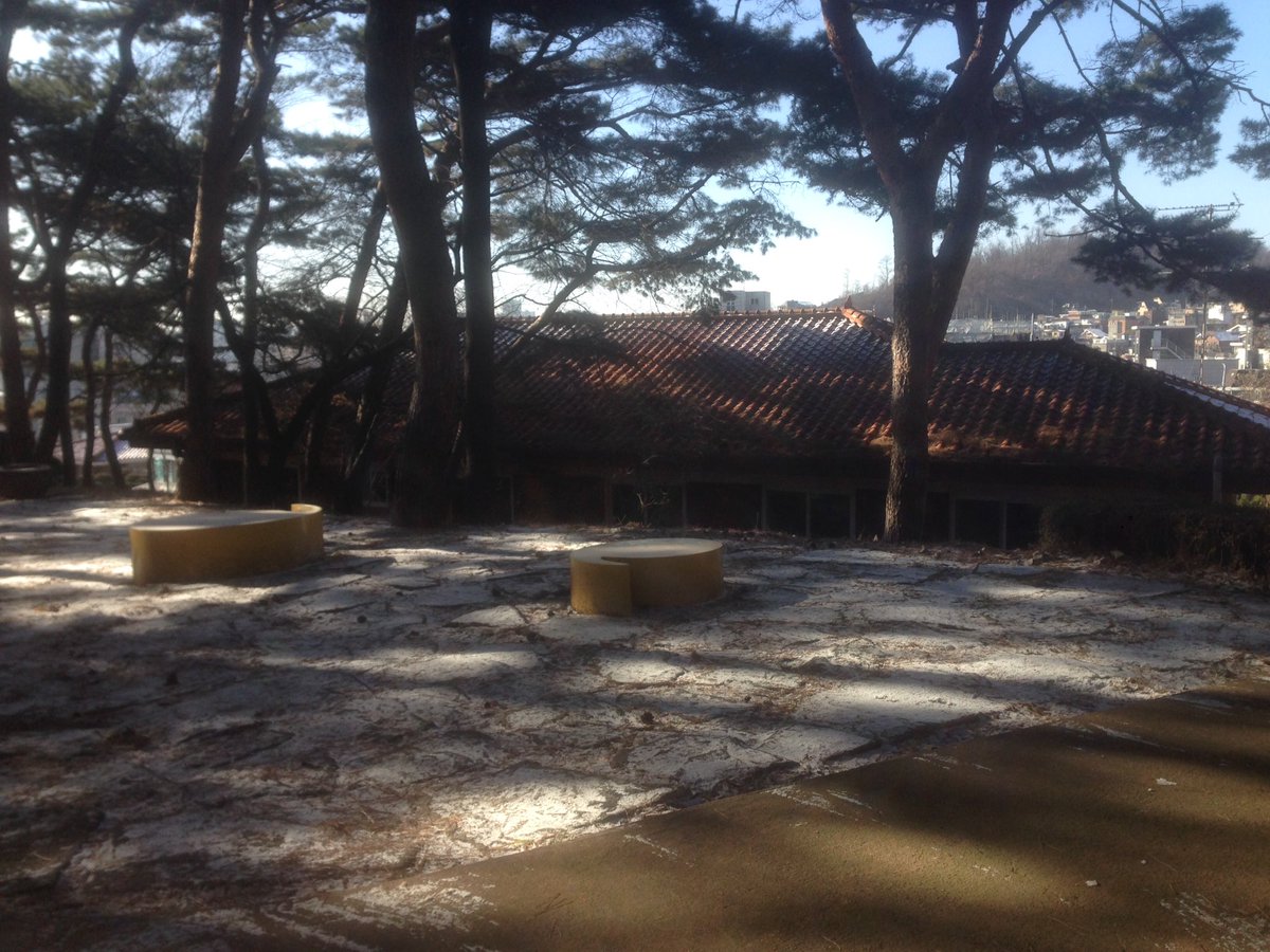 bartk's tweet image. My humble abode at the Yeonhui Writers' residency. Today we finally got some snow! (Only some.)