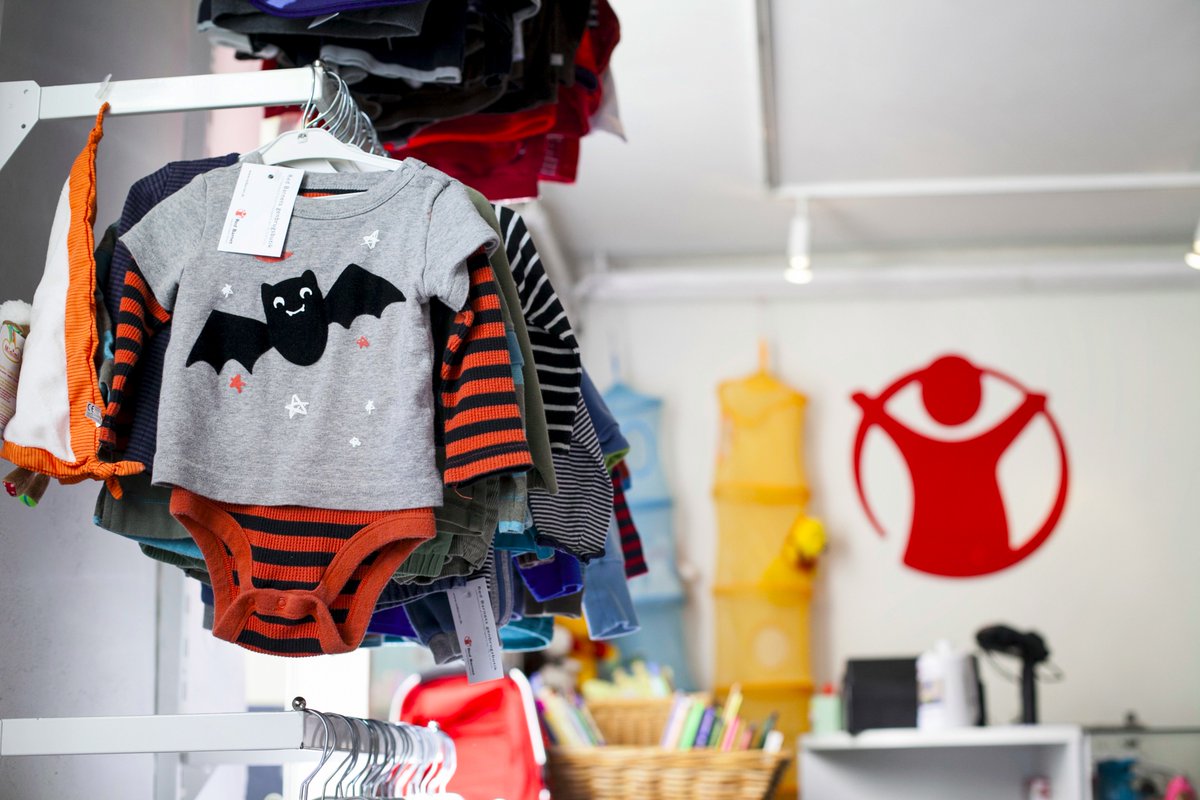redbarnetdk's tweet photo. Kunder &amp; frivillige strømmer til vores genbrugsbutikker, hvor omsætningen er steget med 48% i år #BarnTilBarn #dkaid https://t.co/4M9Tj9Ek1V https://t.co/CsPELpDPPf