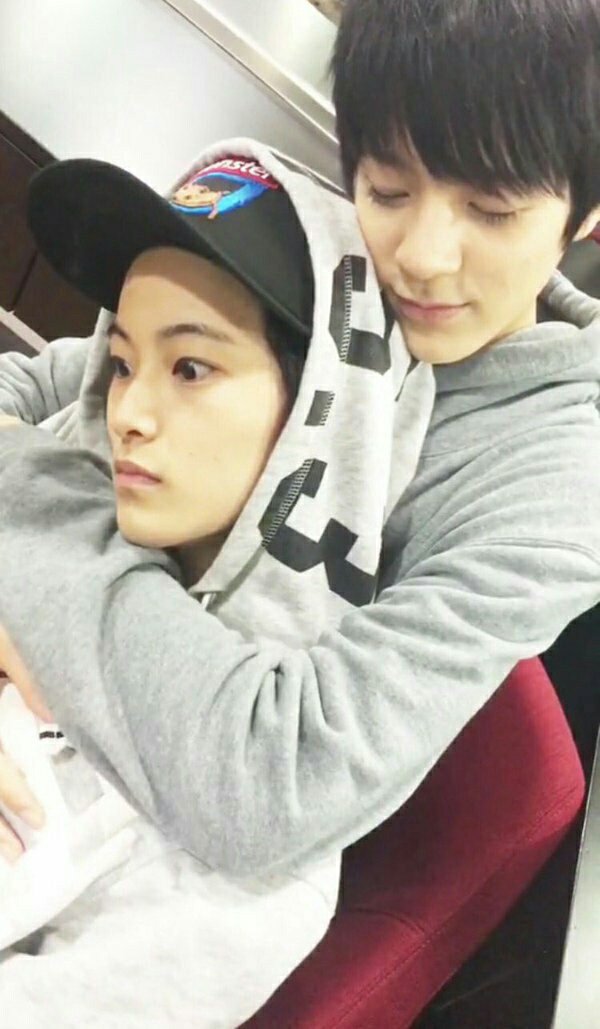 ficmarknonct_th's tweet photo. 8ในที่สุดก็ถ่ายคอนเซ็ปสุดท้ายเสร็จแต่คอนเซ็ปคู่รักแล้วโน่ต้องกอดคอพี่มาร์ค โน่กำลังจะกลับพี่มาร์คชวนไปงานวันเกิดพี่เขาด้วย #markno #teamNCT https://t.co/nv8tqFVOnB