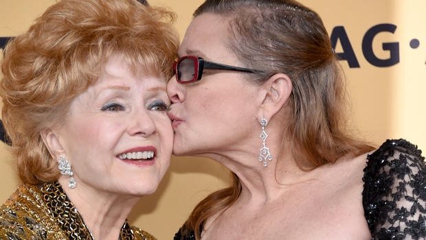 Huguixxo's tweet photo. Debbie Reynolds acaba de demostrar que de un corazón roto también se puede morir https://t.co/9BMoWnw4V0